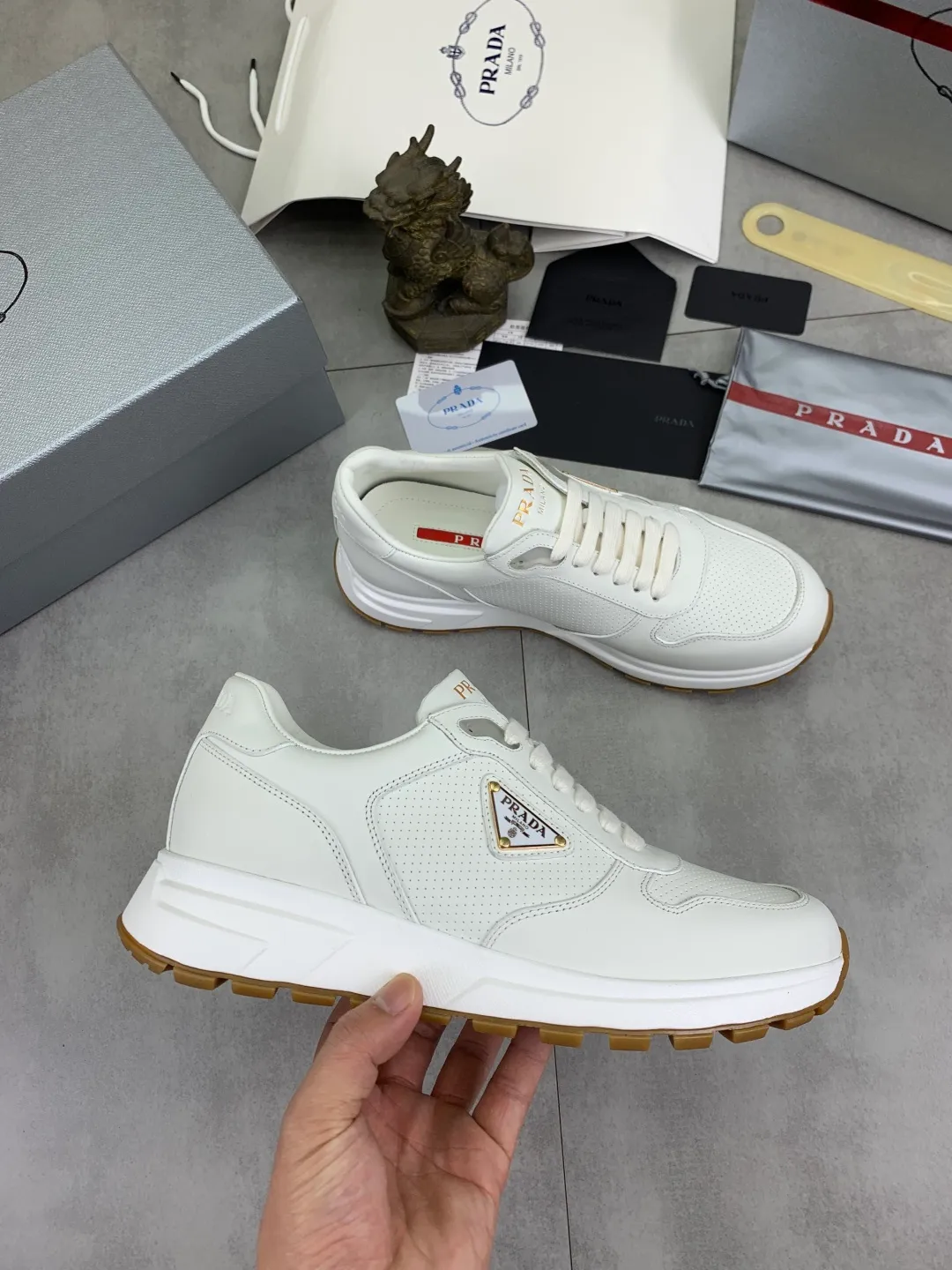 Men's shoes 💰P580💰 [New style] High version official website popular models are on the market, 🆘 Trendy brand (Prada) mainly promotes popular models, avant-garde and versatile fashion men's shoes private version mold opening, cowhide surface splicing 1:1.. Fashionable and simple, original imported cowhide lining cowhide feet; the atmosphere and personality are more fashionable, eye-catching and pursuing class. It will subvert the old idea and be a must-have for fashion trendsetters with you! Must keep it for yourself! Tall and comfortable, large and low, high-end quality workmanship. Size: 38-45; 5️⃣ colors available.